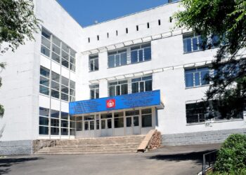 Сенатор потребовал остановить изъятие и застройку земли КазНИВИ в Алматы