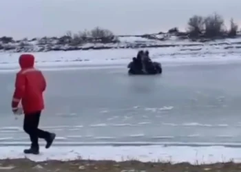 Инспекторы провалились под лёд на рейде в Атырау