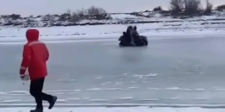 Инспекторы провалились под лёд на рейде в Атырау