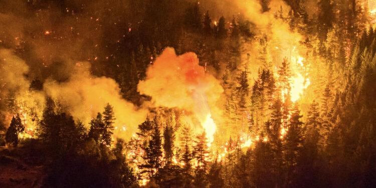 Пожары в Аргентине вышли из-под контроля: тысячи туристов эвакуированы