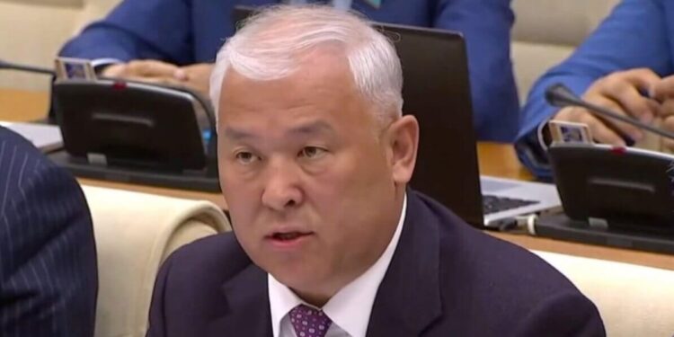 Депутат Абенов предложил переименовать референдум в Конституции