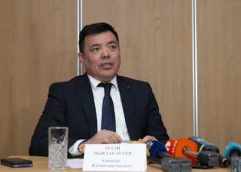 Член Конституционной комиссии предложил обсудить принятие новой Конституции