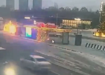 Минивэн протаранил остановку у центрального парка в Астане (ВИДЕО)