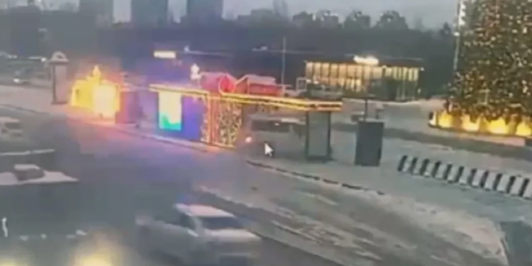 Минивэн протаранил остановку у центрального парка в Астане (ВИДЕО)