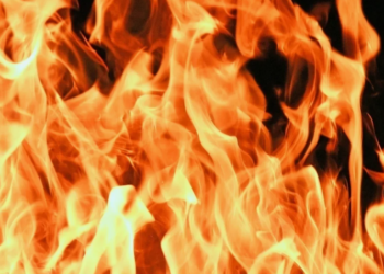 Пожарные взломали двери и окно и спасли двух женщин 52 и 95 лет в Алматы