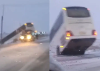 С дороги слетел автобус с десятками пассажиров в Карагандинской области