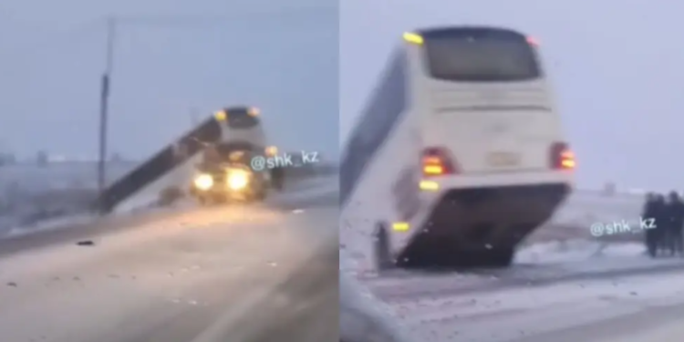 С дороги слетел автобус с десятками пассажиров в Карагандинской области