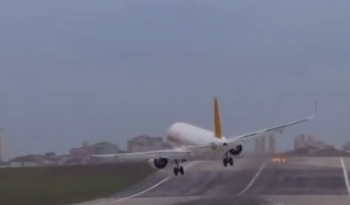 Шторм сносит крыши и маяки в Турции