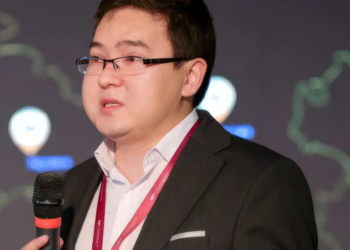 Лидер ОПГ Нурдаулет Сейсенбаев появился на стендап-шоу в Грузии