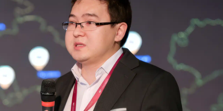 Лидер ОПГ Нурдаулет Сейсенбаев появился на стендап-шоу в Грузии