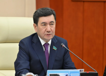 Почему не отвечаете? Кошанов жёстко отчитал Абилдабекова на заседании Мажилиса