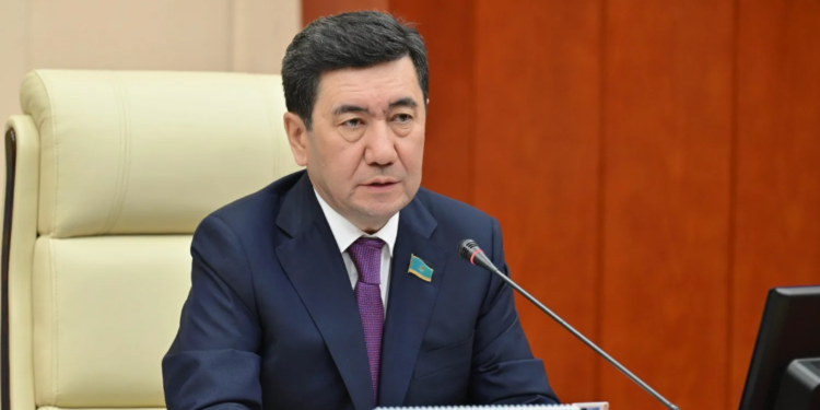 Почему не отвечаете? Кошанов жёстко отчитал Абилдабекова на заседании Мажилиса