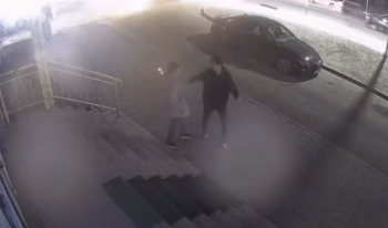 В Сети появилось видео, снятое за мгновения до убийства девушки в Шымкенте