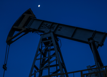 На месторождениях Тенгиз и Королевское временно приостановили добычу нефти