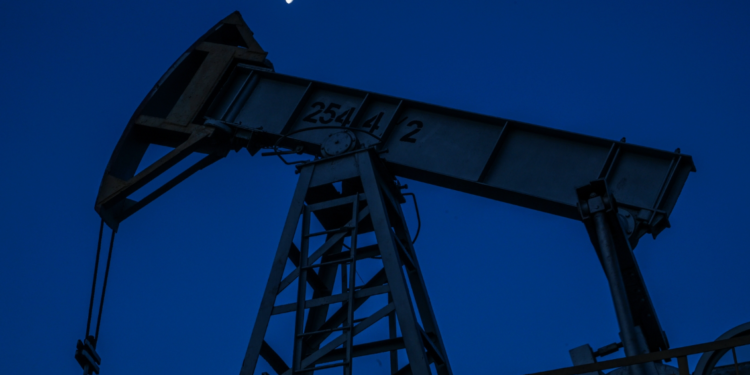 На месторождениях Тенгиз и Королевское временно приостановили добычу нефти