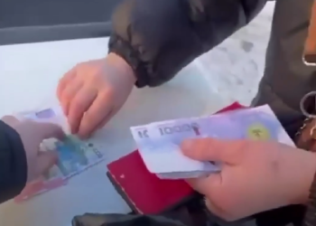 Платила фальшивками: на рынке в Актобе задержали женщину