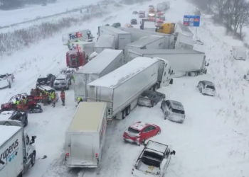 Более 100 автомобилей столкнулись в США из-за мощного снегопада