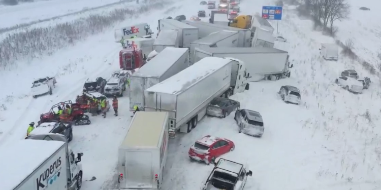 Более 100 автомобилей столкнулись в США из-за мощного снегопада