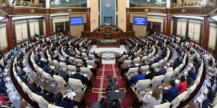 Мажилисмен сообщил на курултае о работе группы по вопросам парламентской реформы