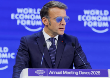 Макрон выступает на Давосском форуме в солнцезащитных очках (ВИДЕО)