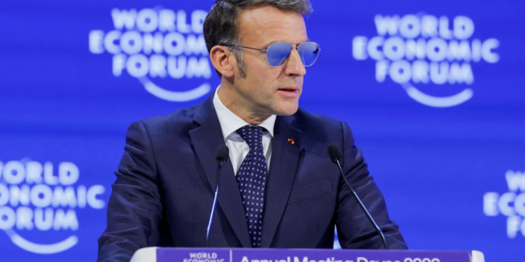 Макрон выступает на Давосском форуме в солнцезащитных очках (ВИДЕО)