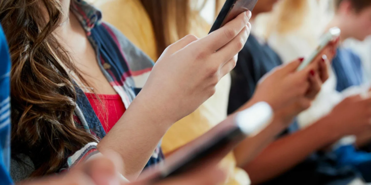 Детям и подросткам собираются ограничить доступ к социальным сетям