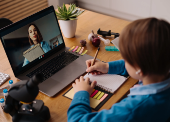 В Астане начальные классы перевели на дистанционку из-за сильных морозов