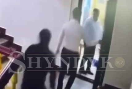 Драка Серика Сапиева и его заместителя попала на видео