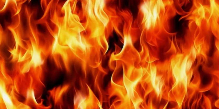 Бензовоз загорелся у заправки в Павлодарской области