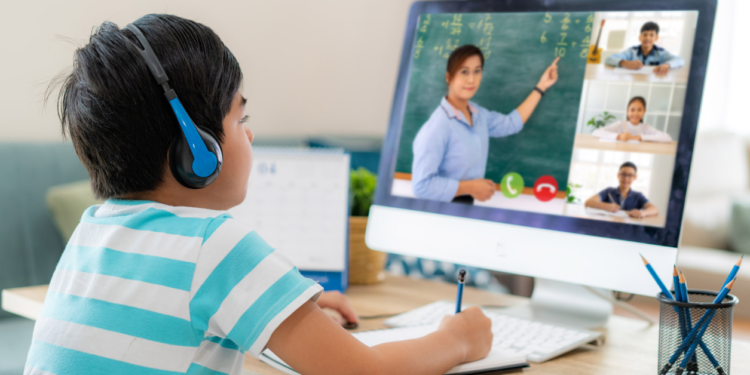 Морозы до –25 °C: младшие классы в нескольких регионах перешли на онлайн