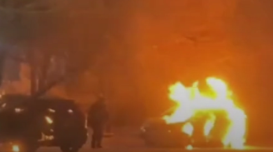 В Семее пьяный мужчина поджёг машины полицейских