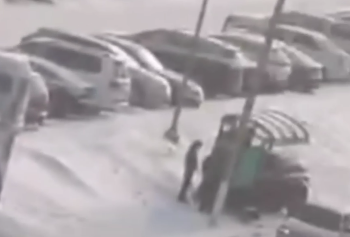 В Караганде машина влетела в остановку: пострадала женщина (ВИДЕО)