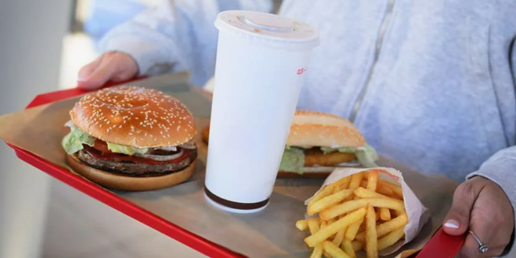 Опасно для детей: Бектенов дал поручение главе Минздрава по фастфуду и энергетикам