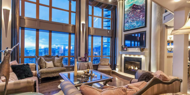 Элитное авто, дорогие квартиры и парковочные места конфискуют по делу экс-работников FlyArystan