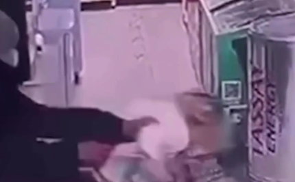 Нападение на женщину в магазине Алматы: кадры попали в Сеть (ВИДЕО)