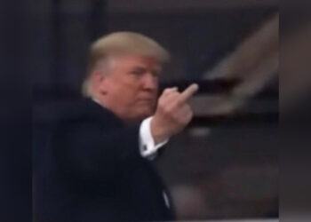 Обматерил и показал средний палец: Трамп вступил в перепалку с рабочим автозавода