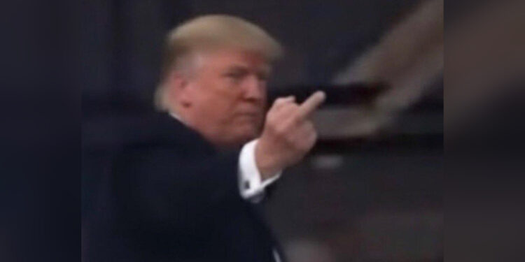 Обматерил и показал средний палец: Трамп вступил в перепалку с рабочим автозавода