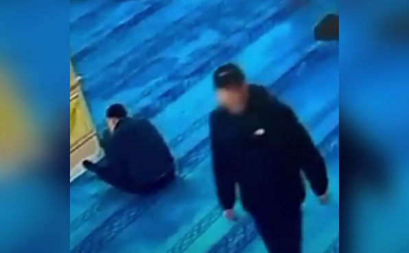 Мужчину уличили в кражах во время намаза в Алматы