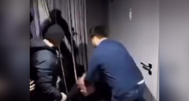 Жестокое избиение мужчины в Атырау попало на видео