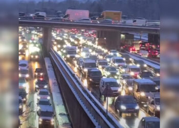 Снегопад парализовал Париж: дорожные пробки достигли 900 км