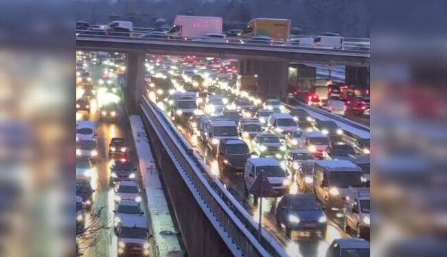 Снегопад парализовал Париж: дорожные пробки достигли 900 км