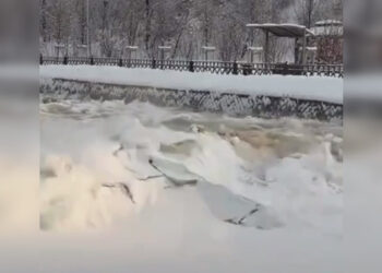 Вода разрушает лёд: сильный поток реки Есентай испугал алматинцев
