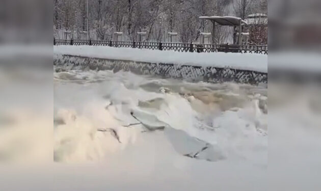 Вода разрушает лёд: сильный поток реки Есентай испугал алматинцев