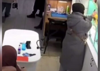Две девушки в никабах украли iPhone из магазина в Актобе (ВИДЕО)