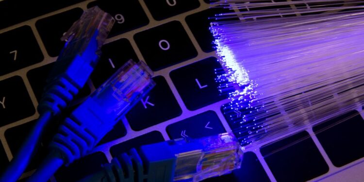 Глава Минцифры пообещал, что скоро у 99% казахстанцев будет супербыстрый интернет