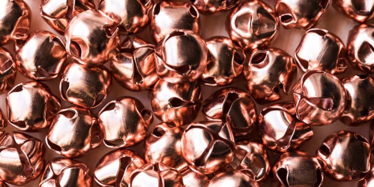 Цена меди впервые превысила 13 тысяч долларов за тонну на фоне забастовки в Чили