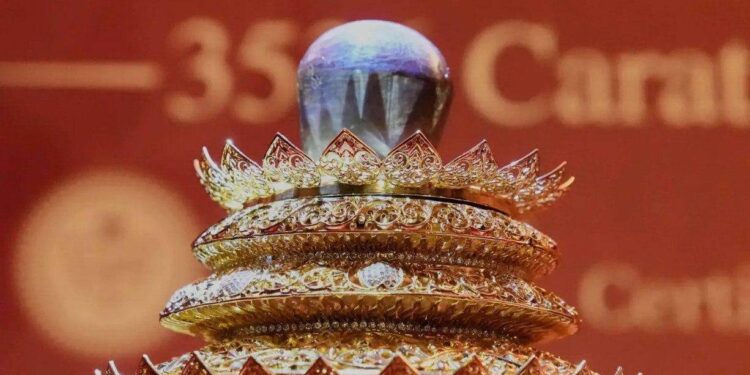 В Шри-Ланке представили крупнейший в мире звёздчатый сапфир