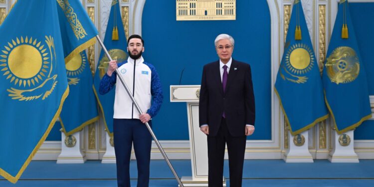 Токаев вручил Государственный флаг знаменосцам олимпийской и паралимпийской команд