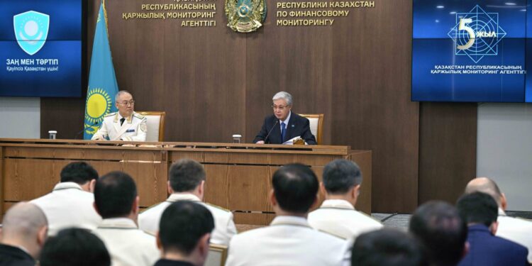 Отток капиталов, алчные люди, искусственный интеллект: на что Токаев обратил внимание сотрудников АФМ