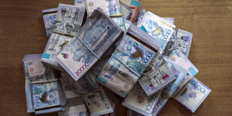 Экстрадиция из России: мошенник из Тараза обманул людей на 100 млн тенге